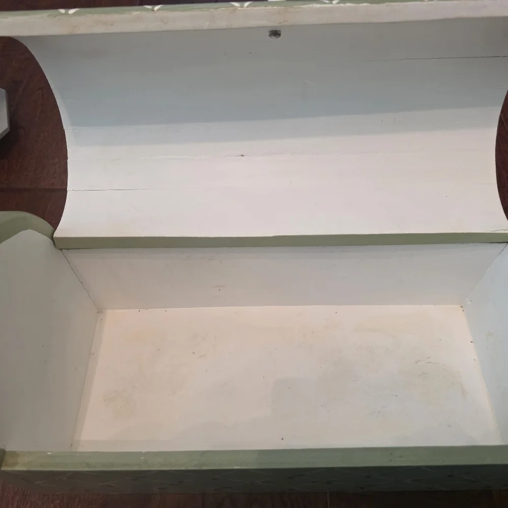 Vintage-Style Green Bread Box - Decorative Kitchen Storage - Picture 3 of 8